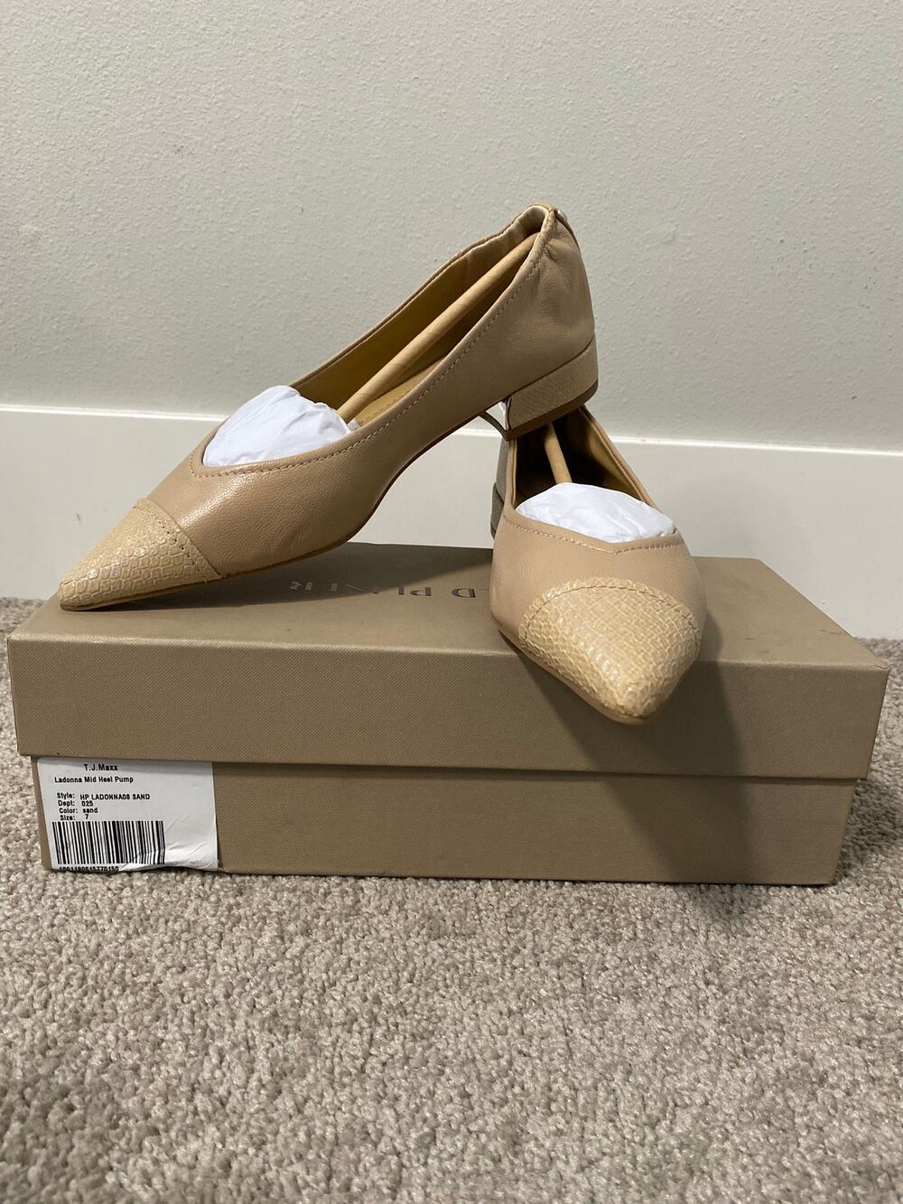 Donald Pliner Nappa Leather Pointed Toe Pumps Sand Size 7 New
